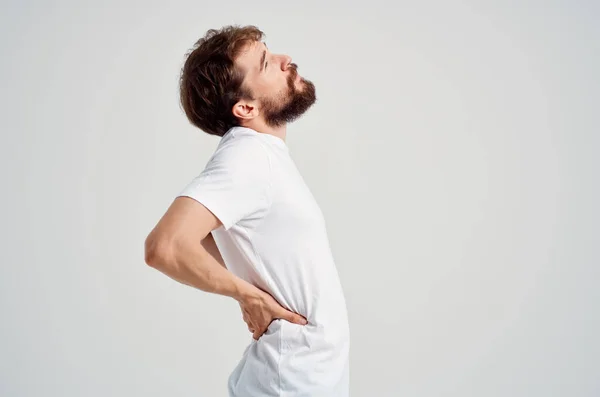 Emocional hombre espalda dolor salud problemas masaje terapia aislado fondo — Foto de Stock