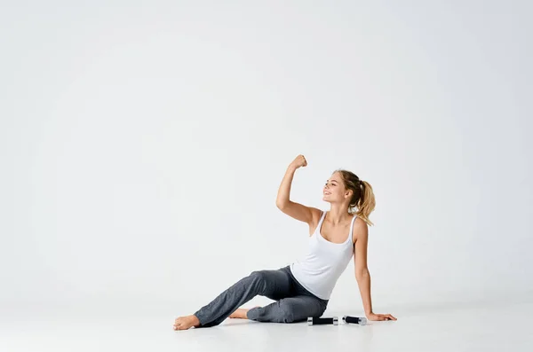 Mujer deportiva mancuerna ejercicio músculo energía aislado fondo — Foto de Stock
