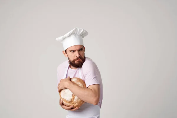 Erkek aşçı ellerinde ekmek pişiriyor. — Stok fotoğraf