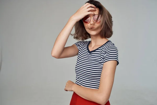 Kvinna i randig T-shirt beskärd utsikt glamour — Stockfoto