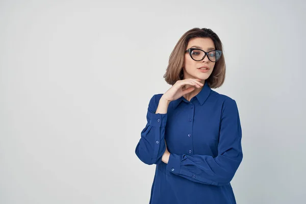 Frau in blauem Hemd trägt Brille Mode elegantes Posen — Stockfoto