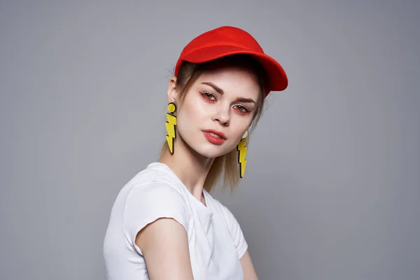 Dívka v červené čepici žluté náušnice životní styl doplňky letní styl — Stock fotografie