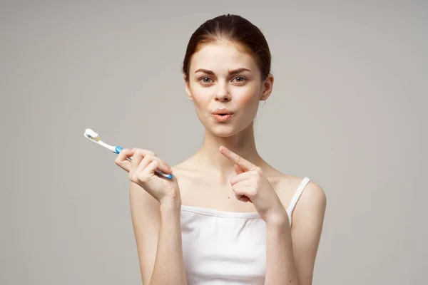 Neşeli kadın diş macunu diş fırçası diş sağlığı lambası arka planı — Stok fotoğraf