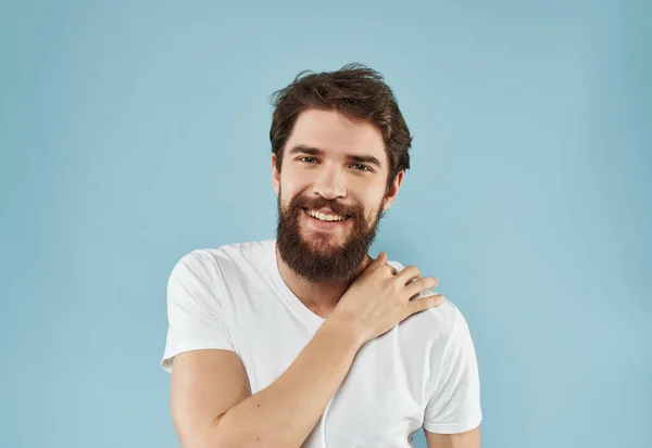 白いTシャツの男幸せな顔の表情青の背景 — ストック写真