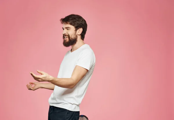 Emotionaler Mann in weißem T-Shirt irritiert Gesichtsausdruck rosa Hintergrund — Stockfoto