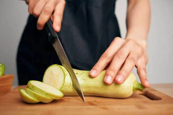 Donna in grembiule cucina casalinga in cucina — Foto Stock