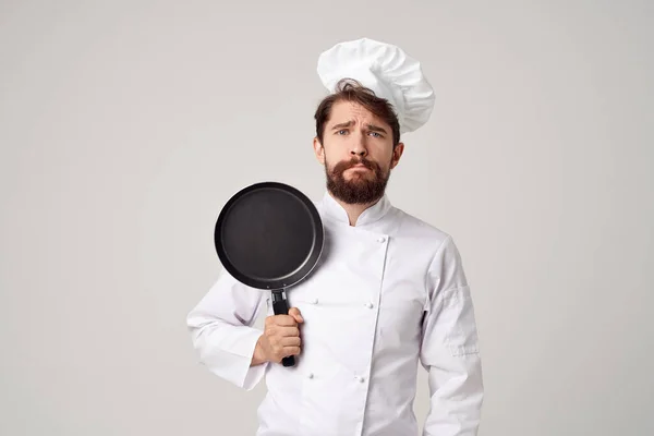 Maschio cuoco ristorante fornitura di servizi sfondo chiaro — Foto Stock