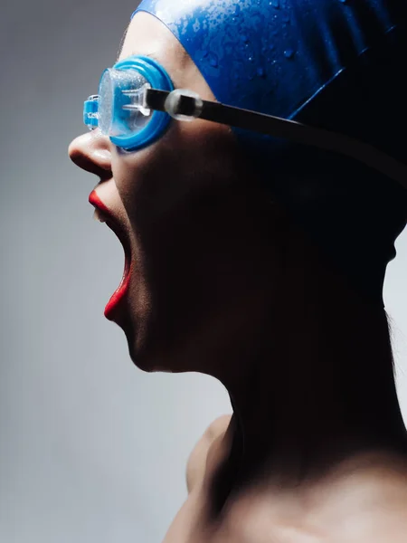 Yüzmek için gözlük takan kırmızı dudaklı kadın yakın plan poz veriyor. — Stok fotoğraf