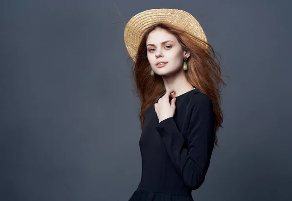 Mooie vrouw dragen hoed zwart jurk luxe poseren glamour — Stockfoto
