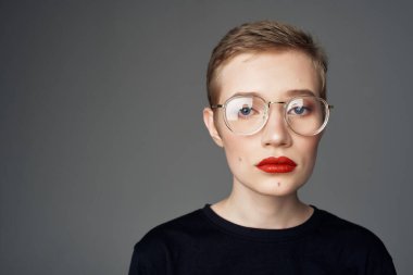 Güzel kadın siyah tişört modern tarz koyu arkaplan