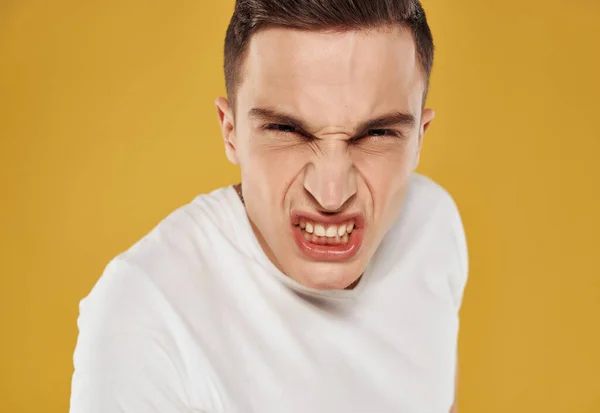 Θυμωμένος άντρας με λευκό t-shirt συναίσθημα close-up απομονωμένο φόντο — Φωτογραφία Αρχείου