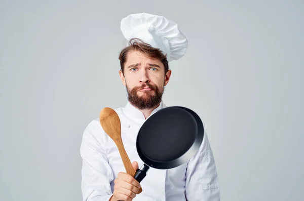 Cuoco con utensili da cucina padella ristorante cottura — Foto Stock