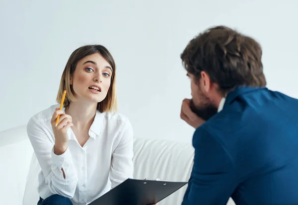 Donna d'affari accanto ai documenti del team di lavoro di comunicazione uomo — Foto Stock