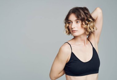 Spor üniformalı kadın izole edilmiş arka plan egzersizi yapıyor.