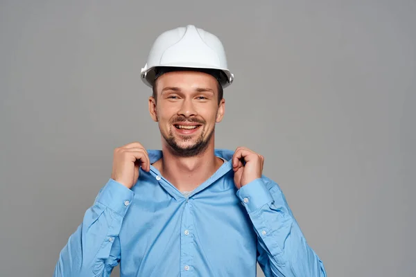 Веселий чоловічий інженер в білому будівельному шоломі професійної роботи — стокове фото