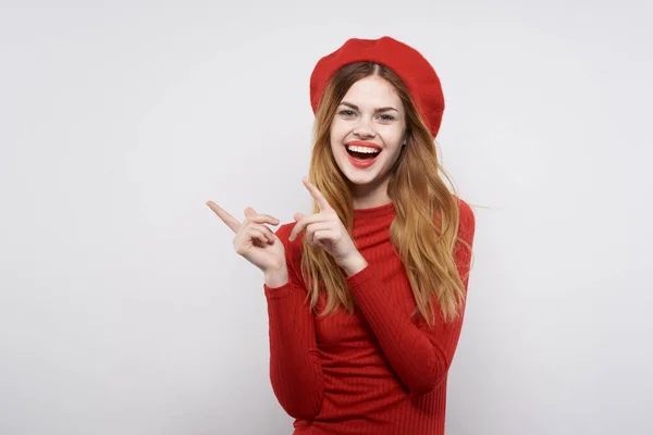 Bela mulher em um suéter vermelho cosméticos emoção luz fundo — Fotografia de Stock