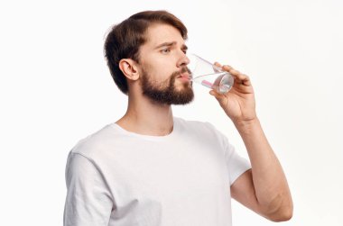 Yakışıklı adam izole edilmiş su içiyor.