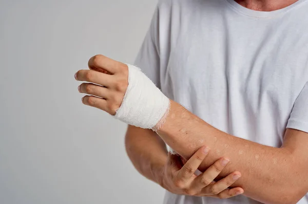 Problemas de saúde do braço enfaixado dor lesão — Fotografia de Stock