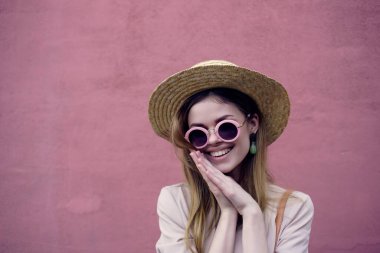 Güzel kadın şehrinde yürüyüş eğlenceli moda temiz hava pembe duvar yaşam tarzı