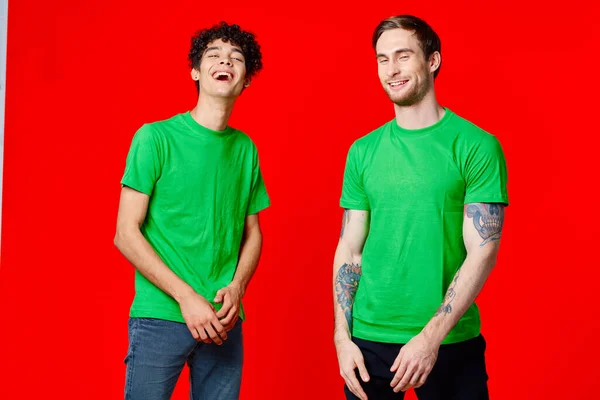 Zwei Männer in grünen T-Shirts stehen nebeneinander. — Stockfoto