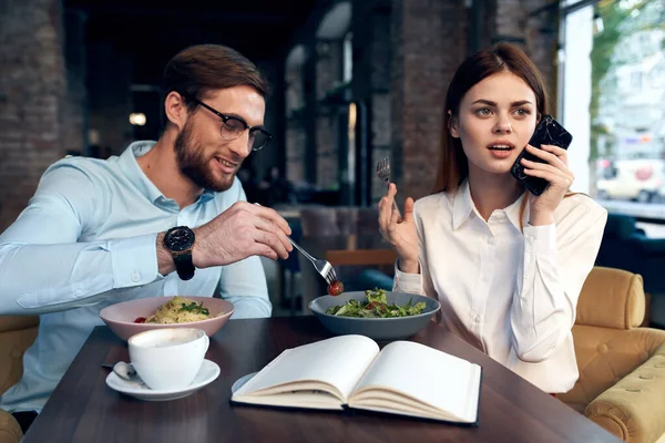 Homem de negócios e mulher sentado no café almoço comunicação estilo de vida — Fotografia de Stock