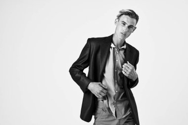 Takım elbiseli adam şık moda saç modeli.