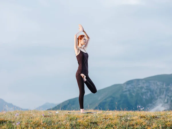 Athletic kobieta ćwiczenia gimnastyka natura góry — Zdjęcie stockowe