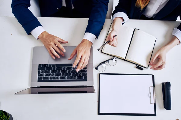 Colegas laptop e documentos na vista da mesa de cima — Fotografia de Stock