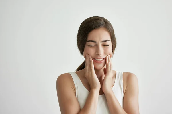 Mujer en blanco camiseta dientes dolor odontología malestar — Foto de Stock