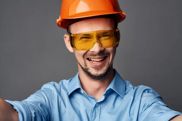 주황색 페인트 안전 작업 서비스가 달린 노란 안경을 쓰고 있는 남자 — 스톡 사진