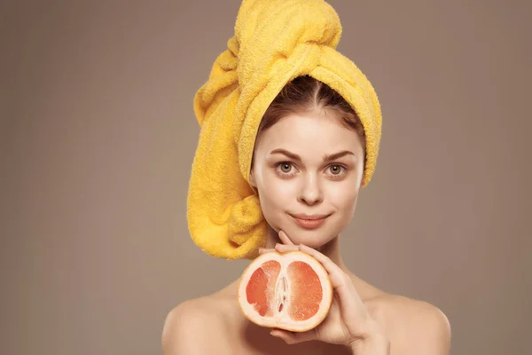 Mulher com uma toalha na cabeça depois de vitaminas do chuveiro posando close-up — Fotografia de Stock