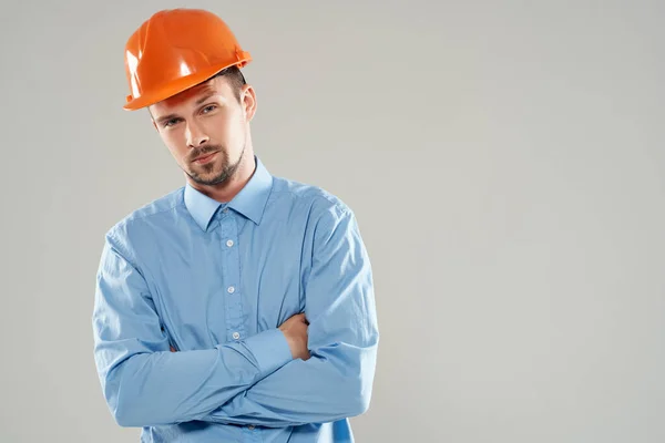 Costruttore maschio in una camicia blu emozioni professionale sfondo isolato — Foto Stock