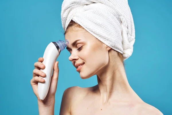 Hezká žena nahá ramena lázeňské procedury čištění kůže — Stock fotografie