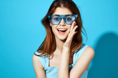 Moda gözlüklü bir kadının portresi. Stüdyo eğlence modeli pozu.