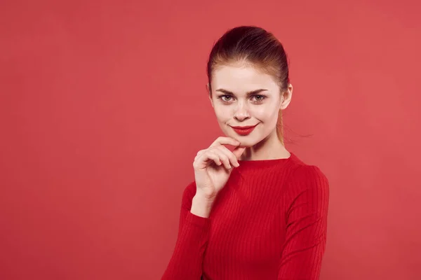 Mulher em camisola vermelha maquiagem atraente olhar vermelho fundo — Fotografia de Stock