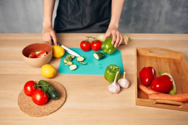 Sağlıklı yemek pişiren kadın izole edilmiş arka plan yiyor