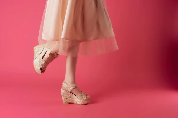 Mulheres pés sapatos baseando moda rosa fundo — Fotografia de Stock