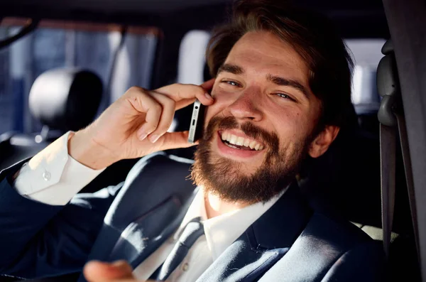 Homem de negócios falando no telefone viagem oficial para — Fotografia de Stock