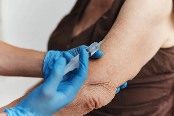 Injekce do ruky ženy covid pas medicína close-up — Stock fotografie