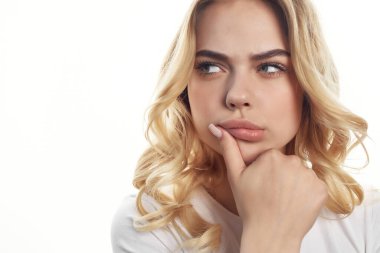 Sarışın, saçı olan güzel, çekici kozmetik arka planı var.