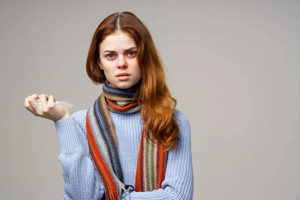 Frau Gesundheitsprobleme Temperatur isoliert Hintergrund — Stockfoto