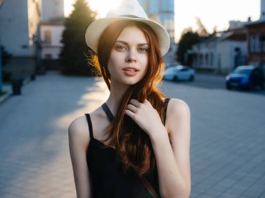 Güzel bir kadın dışarıda yürüyüş yapıyor. Yaşam tarzı.