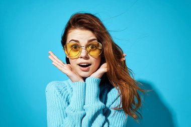 Moda gözlüklü güzel kadın izole edilmiş arka plan