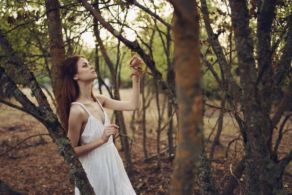 Beyaz elbiseli kadın. Sonbahar, temiz hava. — Stok fotoğraf