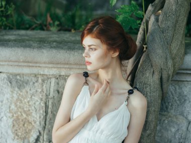 Beyaz elbiseli güzel kadın moda dekoru zarif tarz mitolojisi