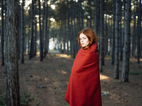 Όμορφη γυναίκα κόκκινο καρό φύση τοπίο ταξίδια — Φωτογραφία Αρχείου