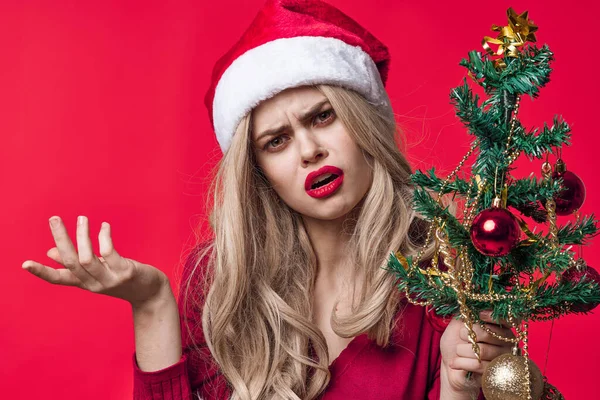 Femme émotionnelle en costume de Père Noël mode arbre de Noël avec des jouets de vacances — Photo