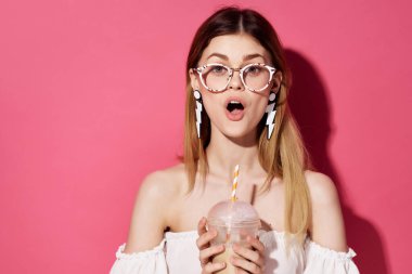 Gözlüklü güzel kadın. Küpeli. Manzaralı.