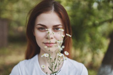 Neşeli kadın tatil bitkileriyle seyahat ediyor. Yaşam tarzı yaz.