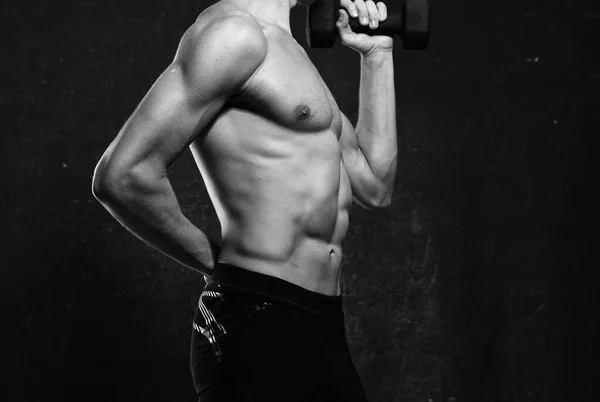 Desportivo homem nu torso inflado corpo posando escuro fundo — Fotografia de Stock